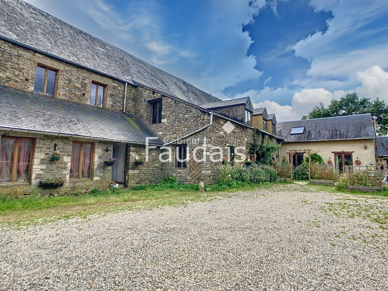 
                                                Vente
                                                 Propriété avec deux logements et grand potentiel d'agrandiss