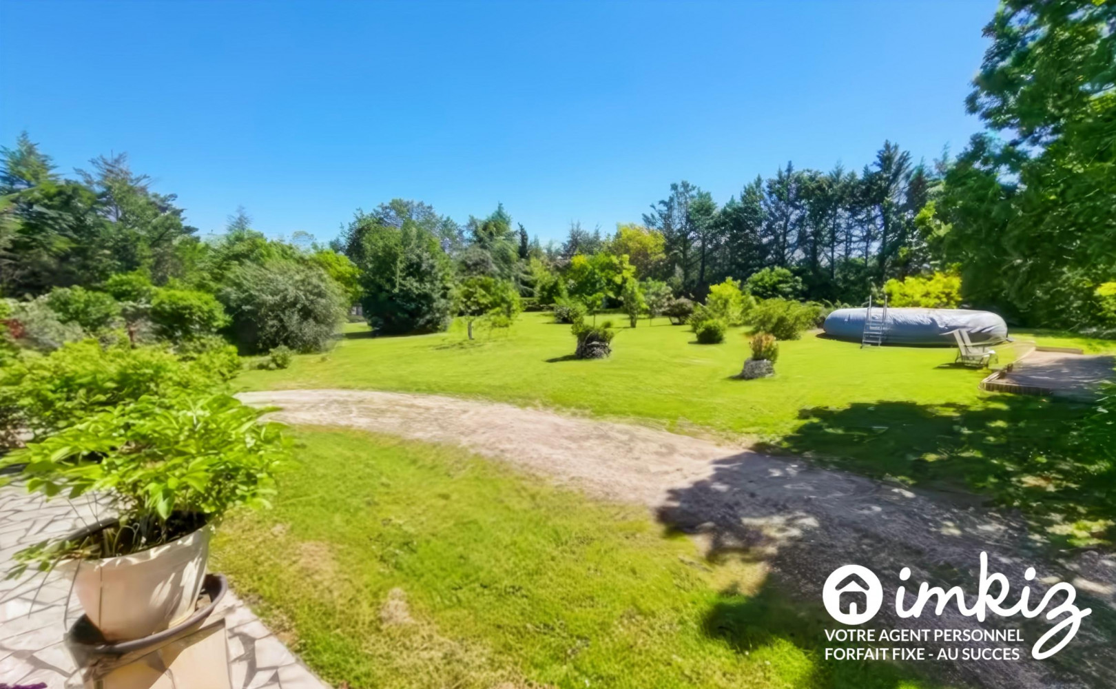 
                                                Vente
                                                 Propriété avec pigeonnier, terrain plat, annexe