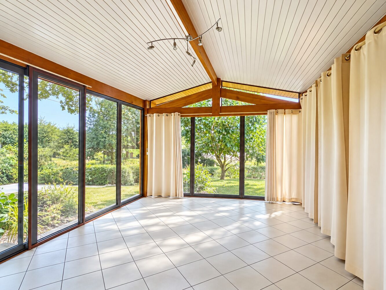 
                                                Vente
                                                 Propriété de 134 m² avec trois dépendances