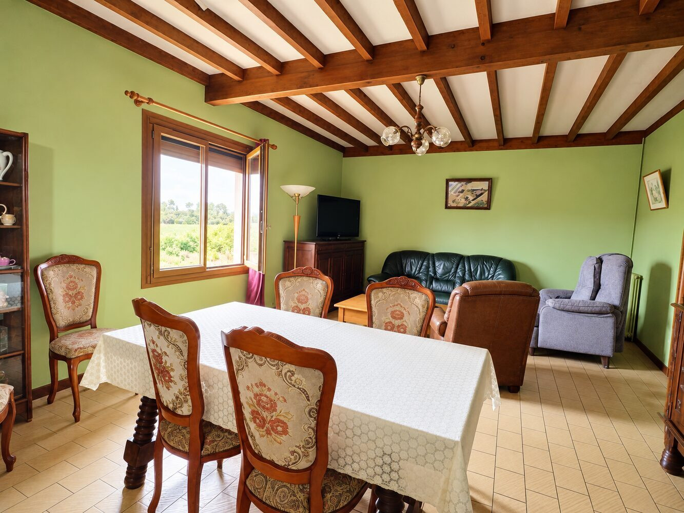 
                                                Vente
                                                 Propriété de 134 m² avec trois dépendances