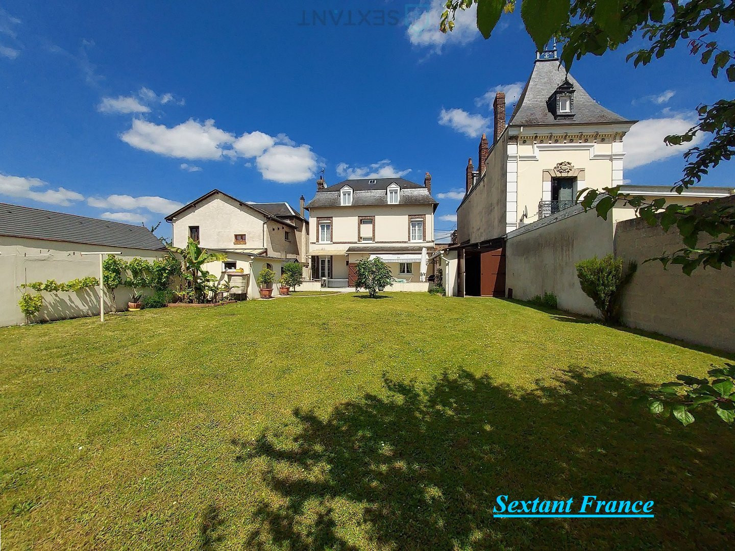 
                                                Vente
                                                 Propriété de caractère - 3 garages / atelier 120 m²