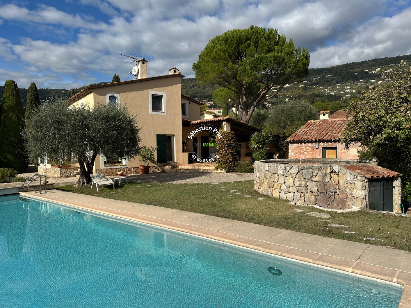 
                                                Vente
                                                 Propriété de caractère avec dépendances et piscine