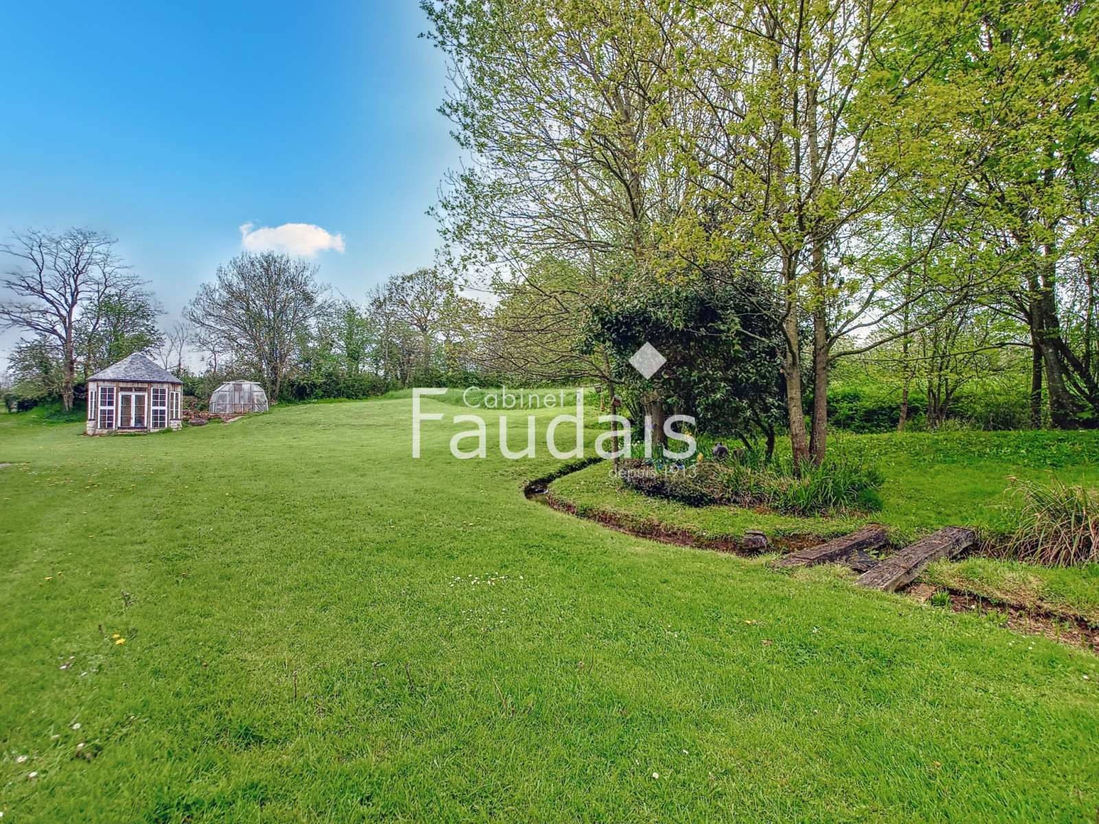 
                                                Vente
                                                 Propriété d'environ 426 m2 sur 5,2 hectares avec dépendance