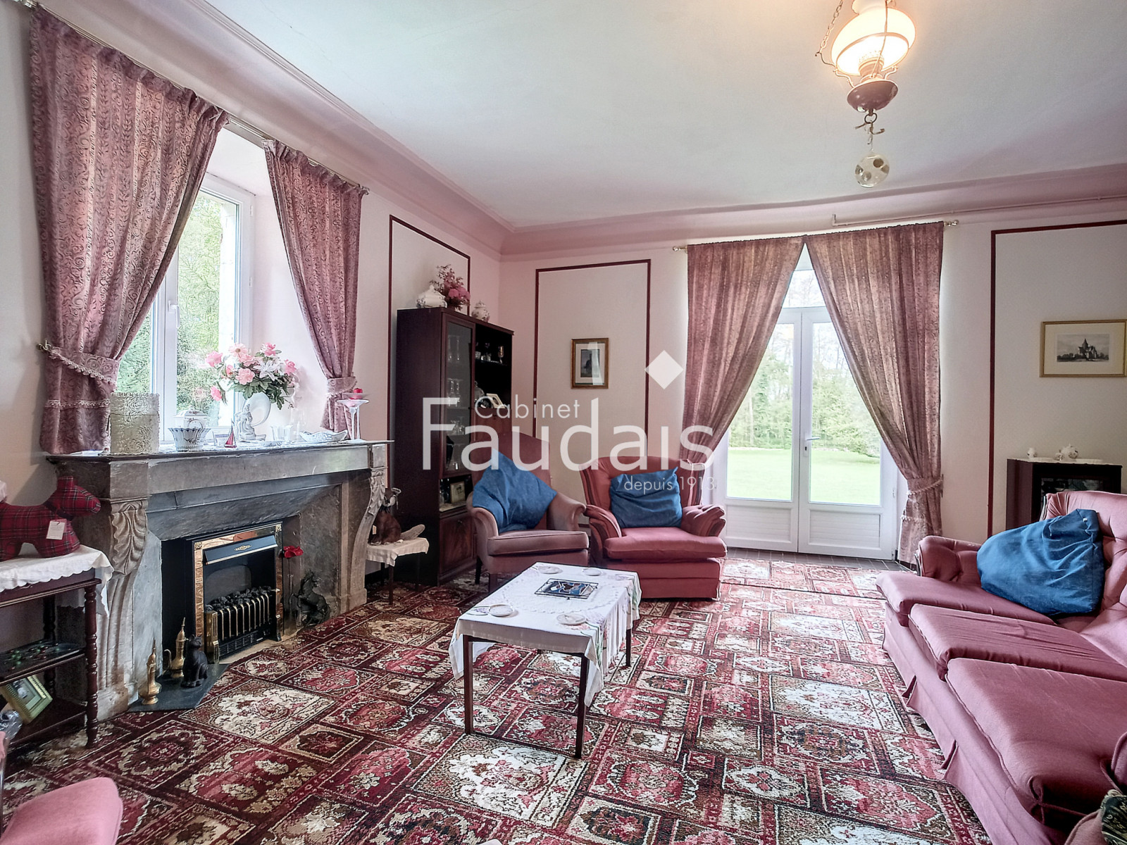 
                                                Vente
                                                 Propriété d'environ 426 m2 sur 5,2 hectares avec dépendance