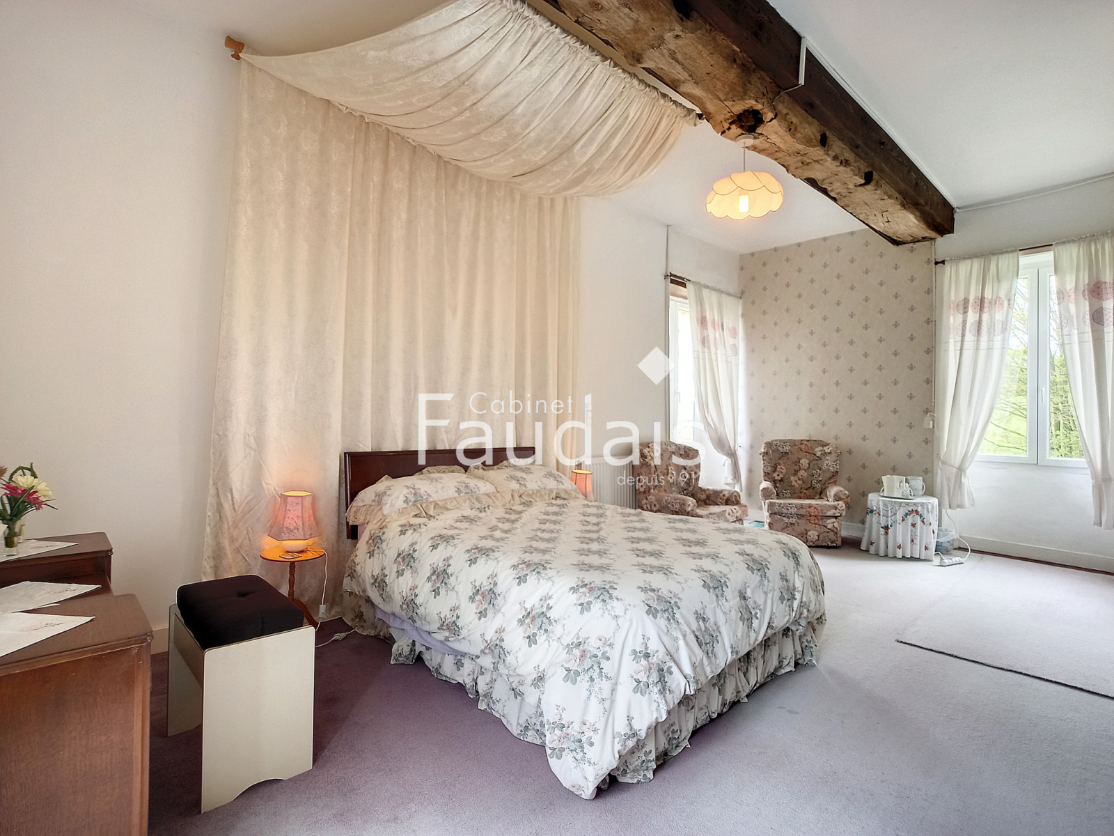 
                                                Vente
                                                 Propriété d'environ 426 m2 sur 5,2 hectares avec dépendance