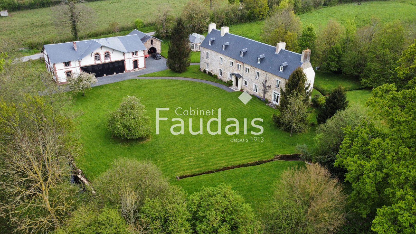 
                                                Vente
                                                 Propriété d'environ 426 m2 sur 5,2 hectares avec dépendance