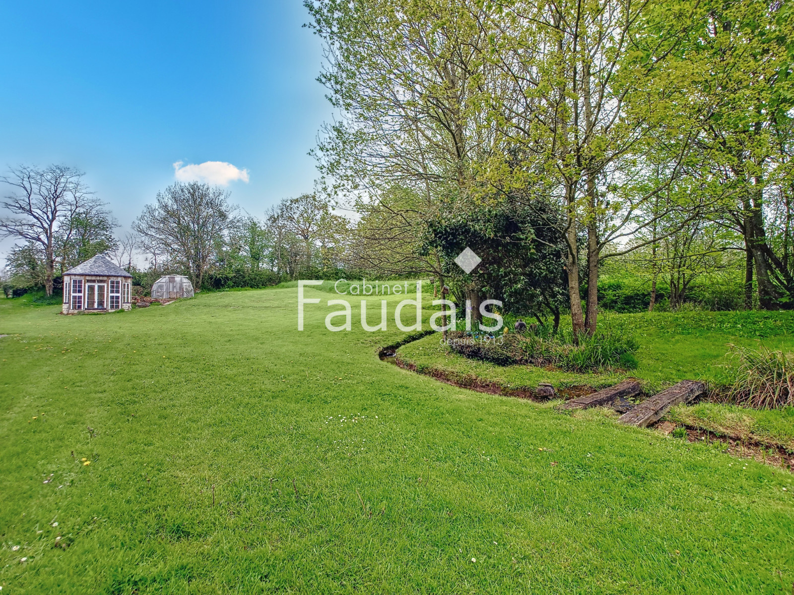 
                                                Vente
                                                 Propriété d'environ 426 m2 sur 5,2 hectares avec dépendance