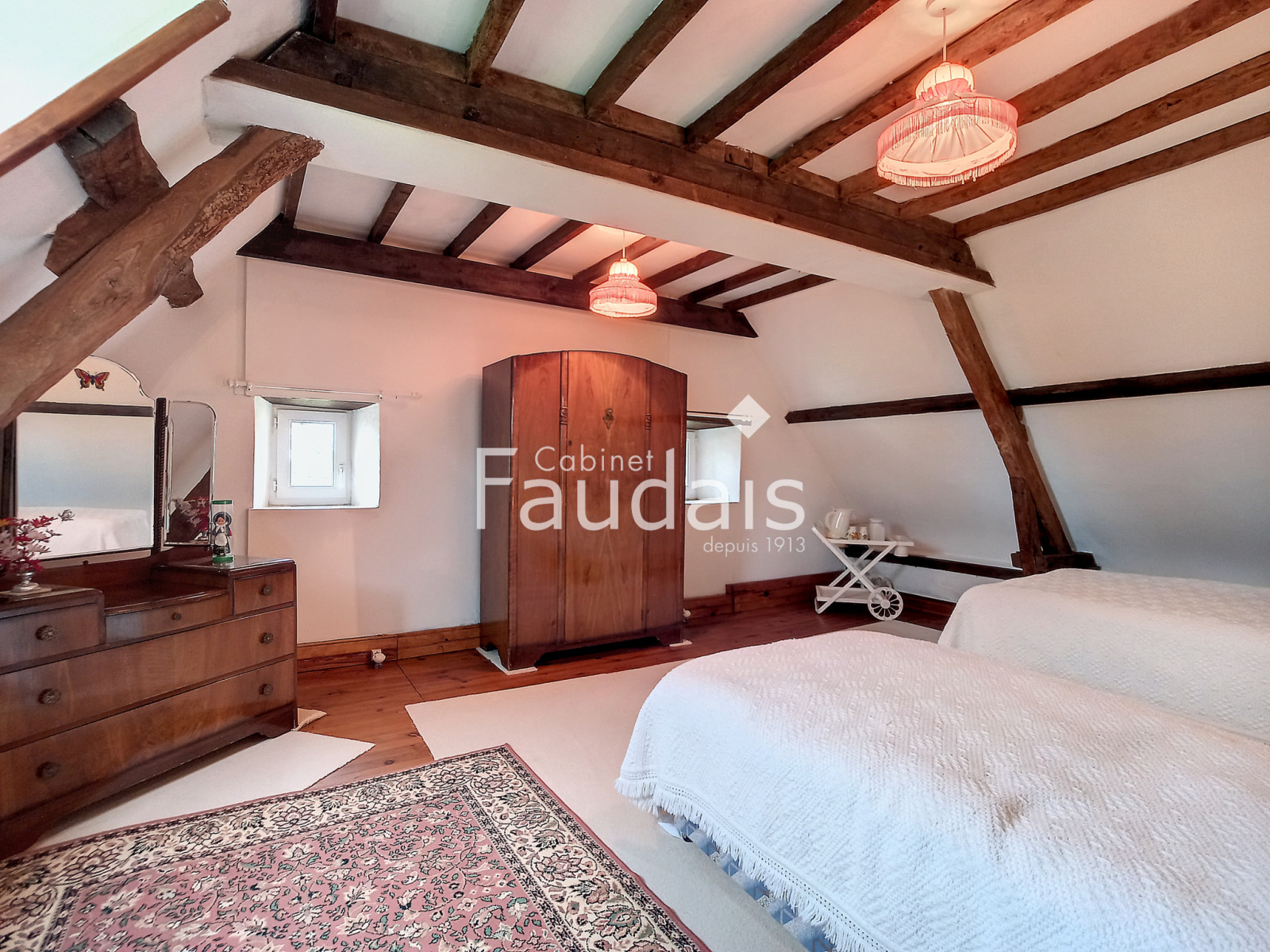 
                                                Vente
                                                 Propriété d'environ 426 m2 sur 5,2 hectares avec dépendance