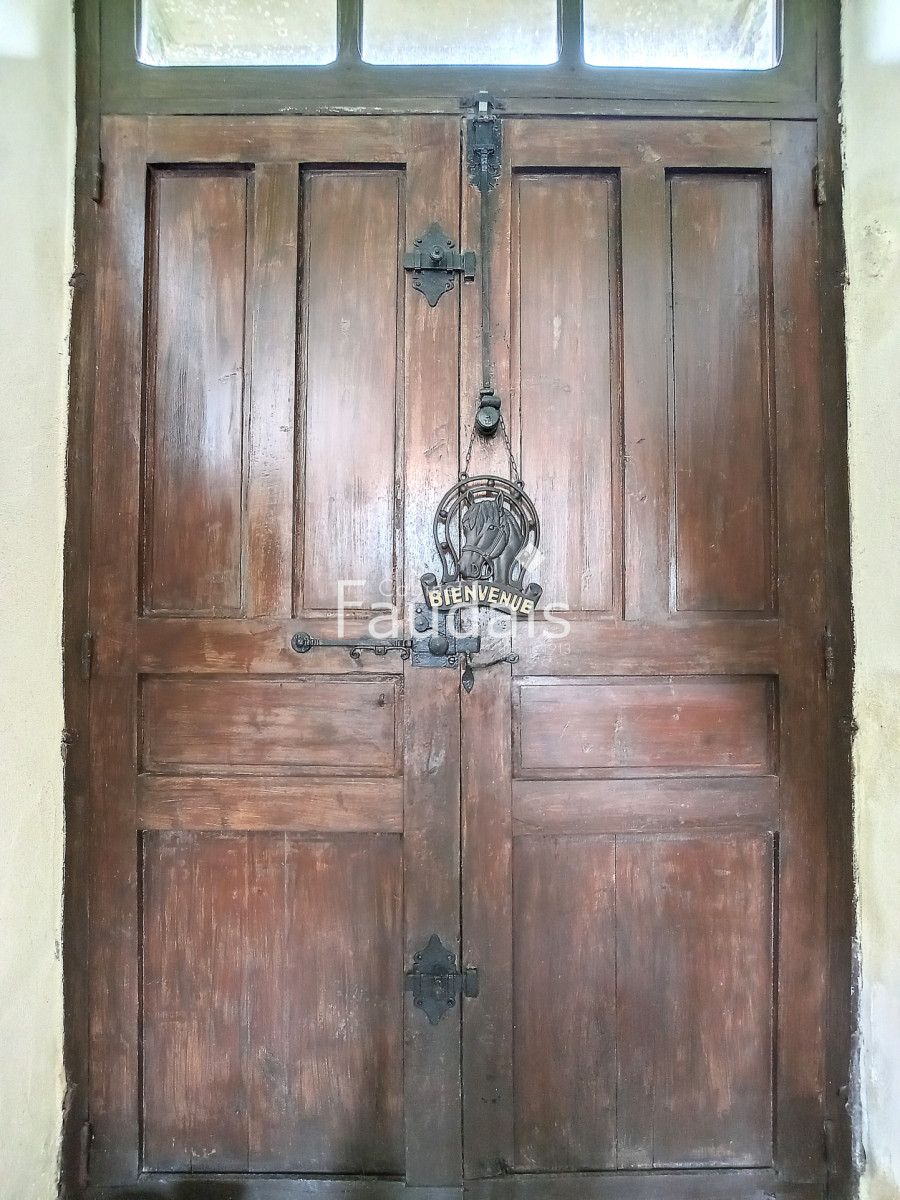 
                                                Vente
                                                 Propriété d'environ 426 m2 sur 5,2 hectares avec dépendance