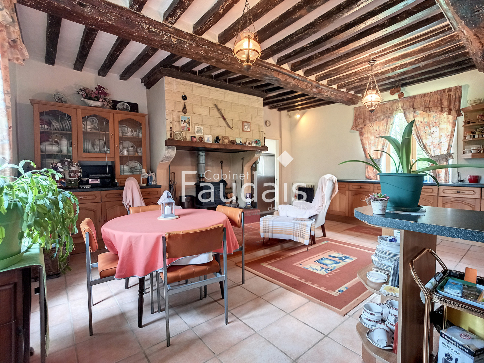 
                                                Vente
                                                 Propriété d'environ 426 m2 sur 5,2 hectares avec dépendance