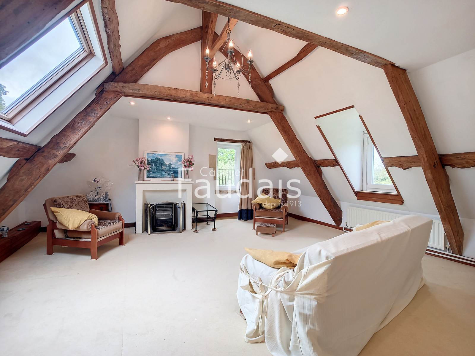 
                                                Vente
                                                 Propriété d'environ 426 m2 sur 5,2 hectares avec dépendance