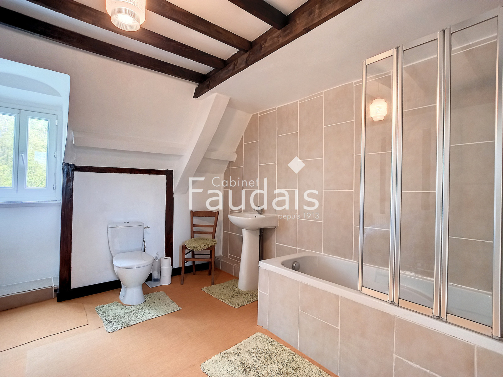 
                                                Vente
                                                 Propriété d'environ 426 m2 sur 5,2 hectares avec dépendance