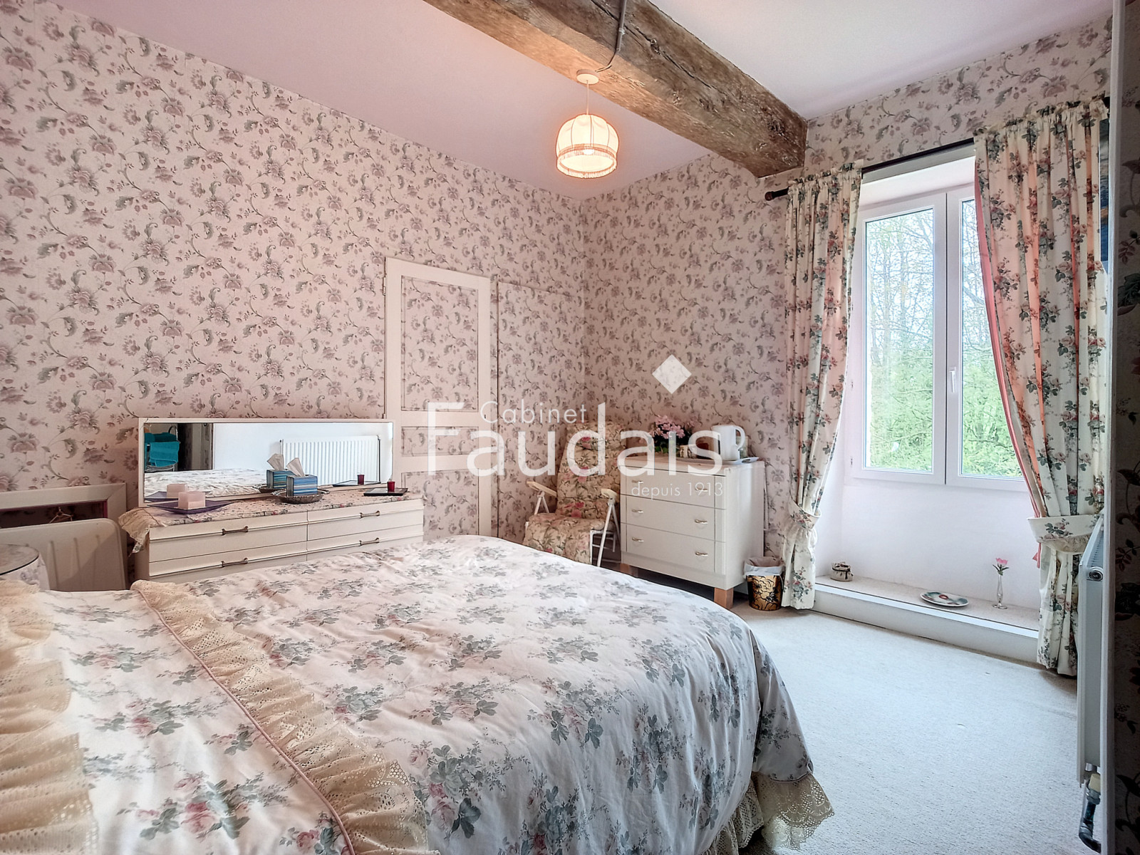 
                                                Vente
                                                 Propriété d'environ 426 m2 sur 5,2 hectares avec dépendance