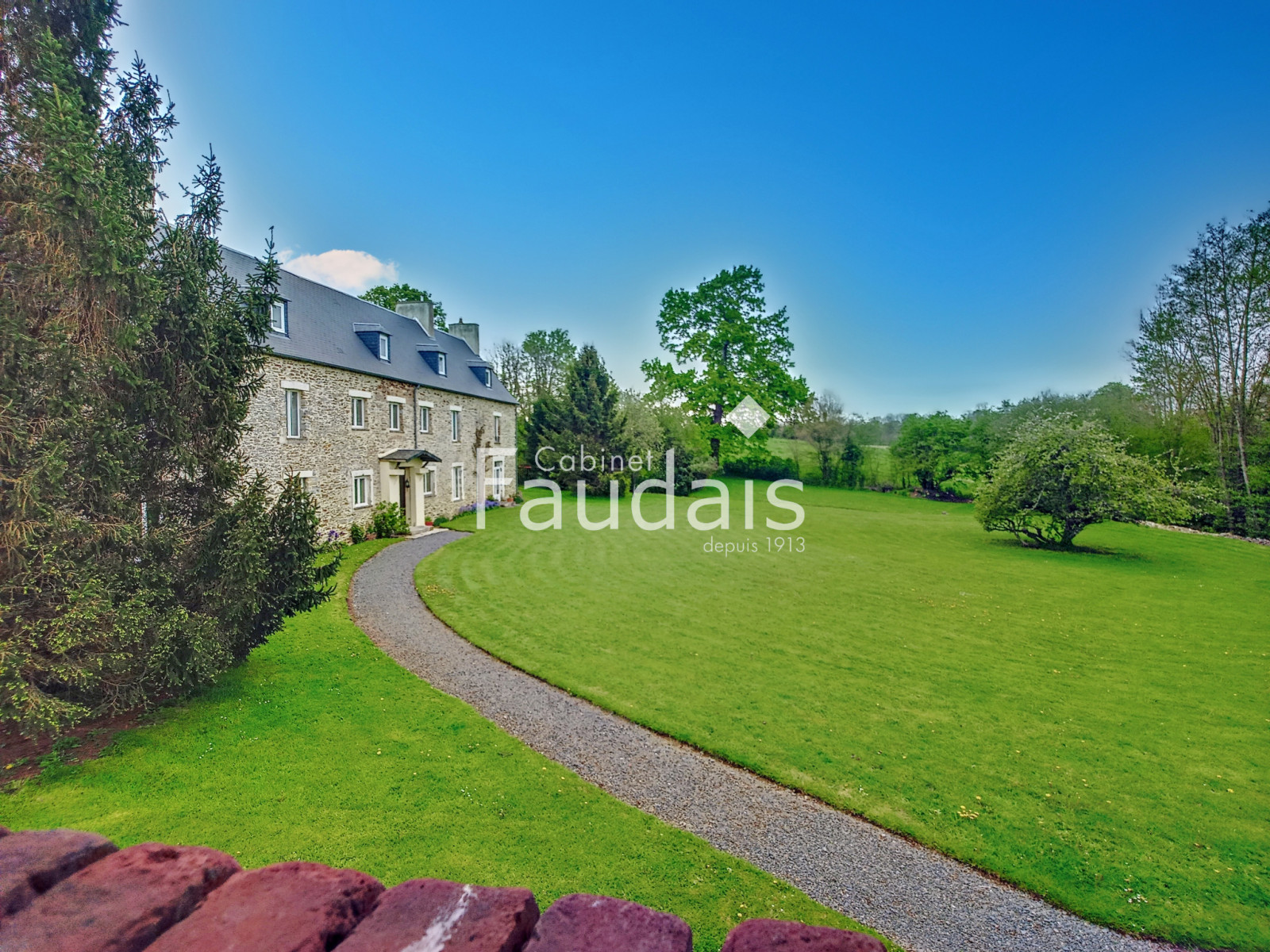 
                                                Vente
                                                 Propriété d'environ 426 m2 sur 5,2 hectares avec dépendance