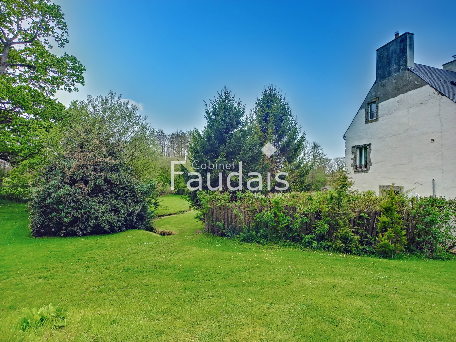 
                                                Vente
                                                 Propriété d'environ 426 m2 sur 5,2 hectares avec dépendance