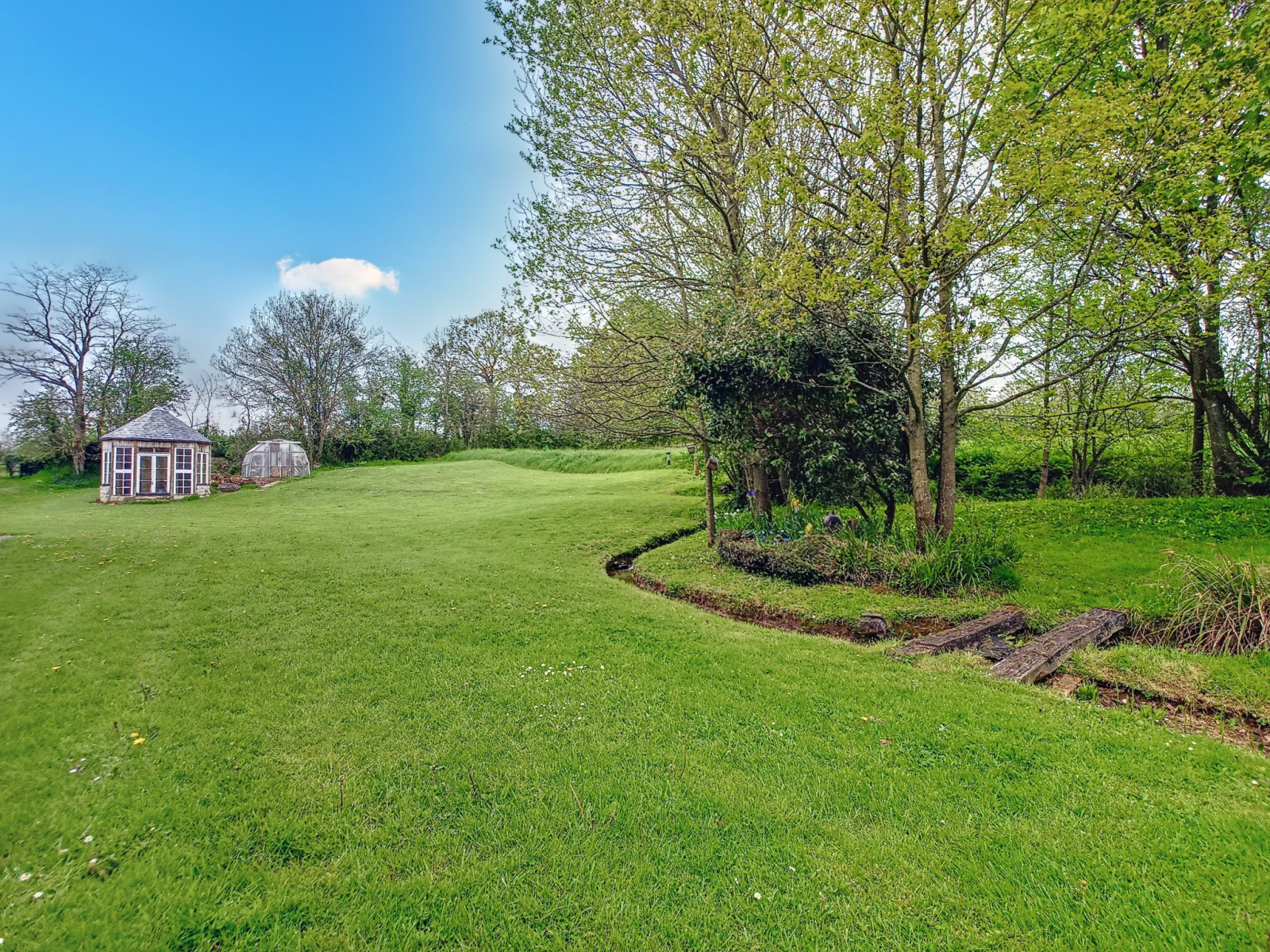 
                                                Vente
                                                 Propriété d'environ 426 m2 sur 5,2 hectares avec dépendance