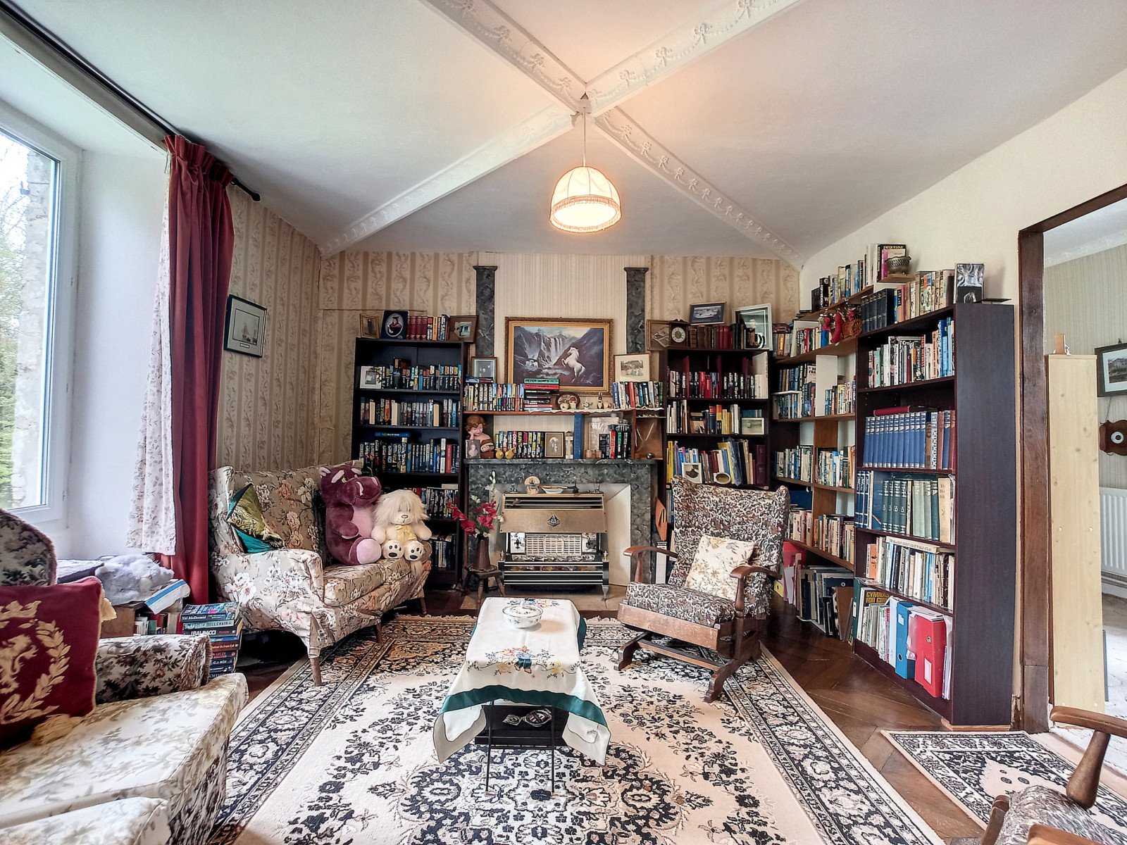 
                                                Vente
                                                 Propriété d'environ 426 m2 sur 5,2 hectares avec dépendance