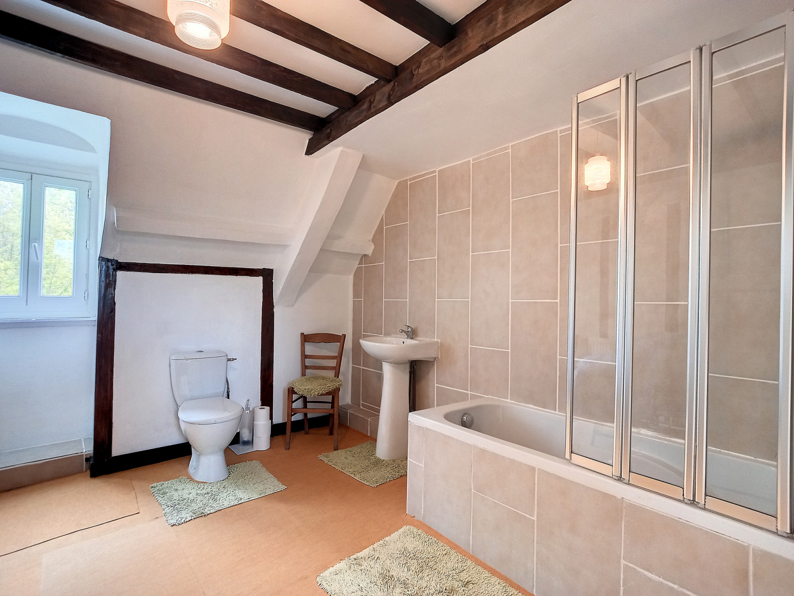 
                                                Vente
                                                 Propriété d'environ 426 m2 sur 5,2 hectares avec dépendance