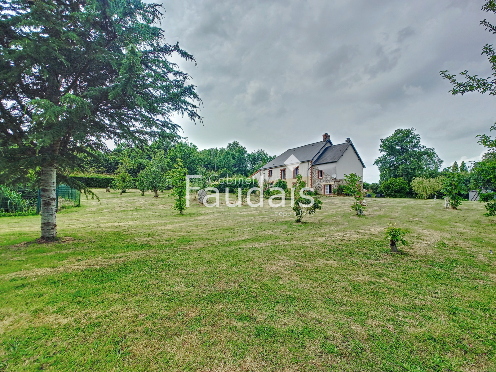 
                                                Vente
                                                 Propriété en pierre 6 pièces avec 1,4 hectares de terrain