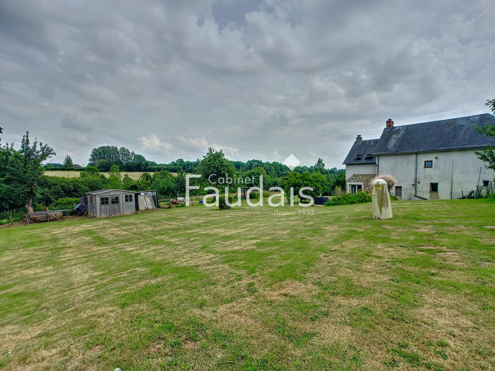 
                                                Vente
                                                 Propriété en pierre 6 pièces avec 1,4 hectares de terrain