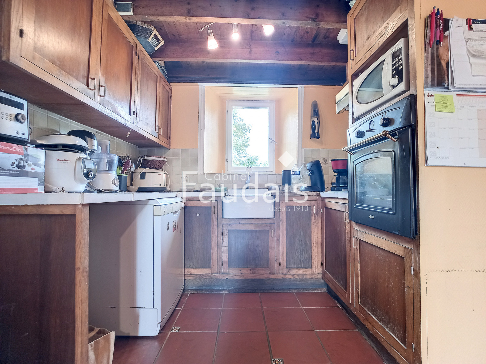 
                                                Vente
                                                 Propriété en pierre 6 pièces avec 1,4 hectares de terrain