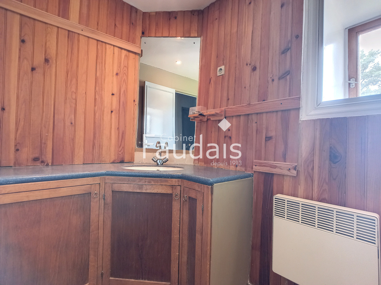 
                                                Vente
                                                 Propriété en pierre 6 pièces avec 1,4 hectares de terrain