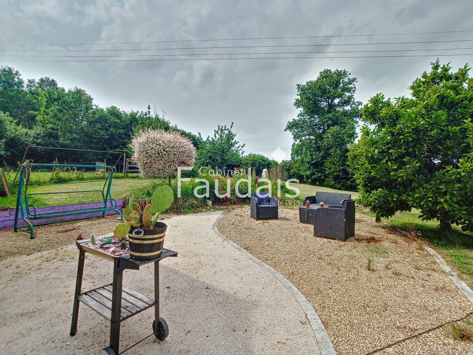 
                                                Vente
                                                 Propriété en pierre 6 pièces avec 1,4 hectares de terrain