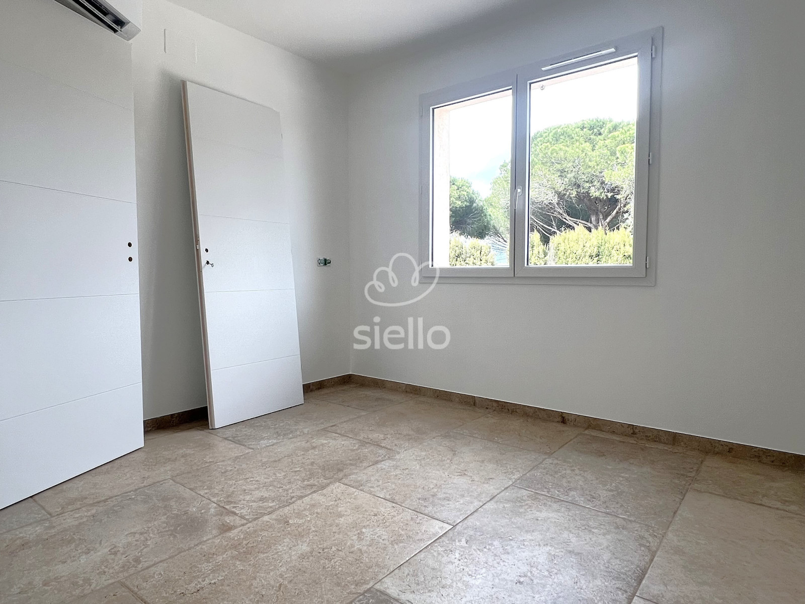 
                                                Vente
                                                 PUGET SUR ARGENS-VILLA NEUVE-PISCINE