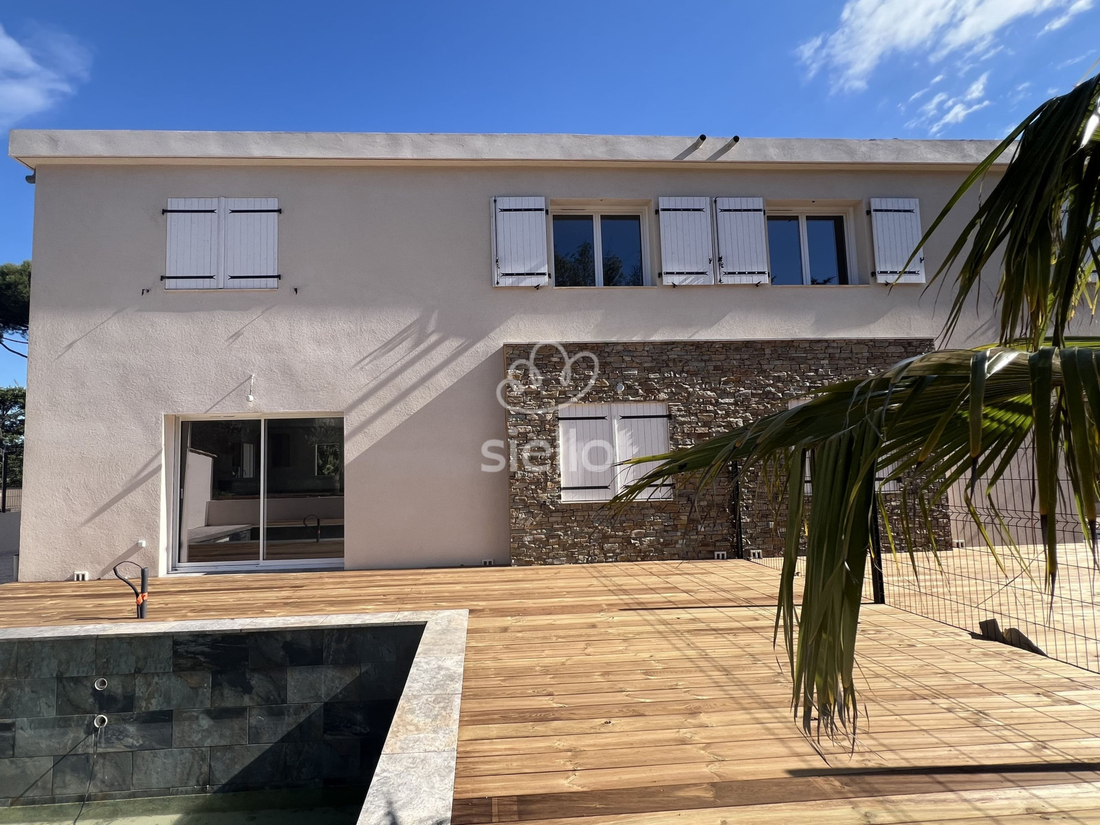 
                                                Vente
                                                 PUGET SUR ARGENS-VILLA NEUVE-PISCINE
