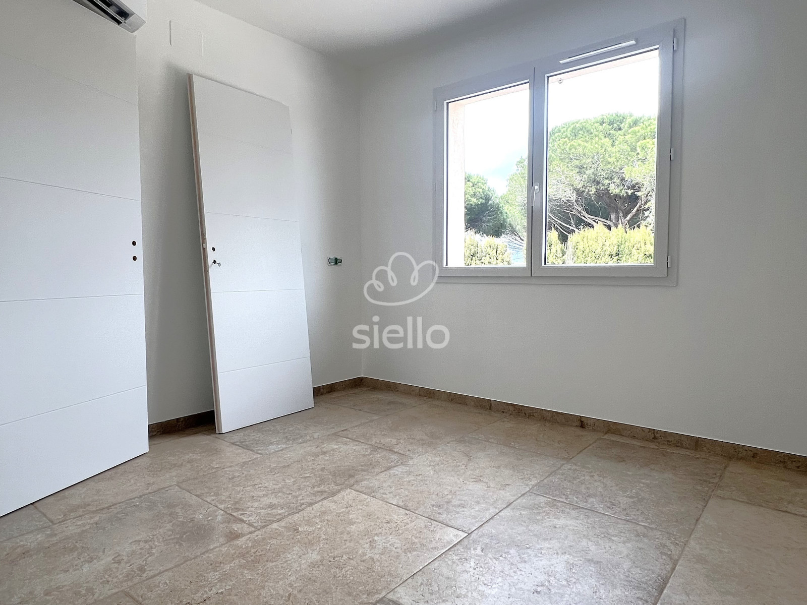 
                                                Vente
                                                 PUGET SUR ARGENS-VILLA NEUVE-PISCINE
