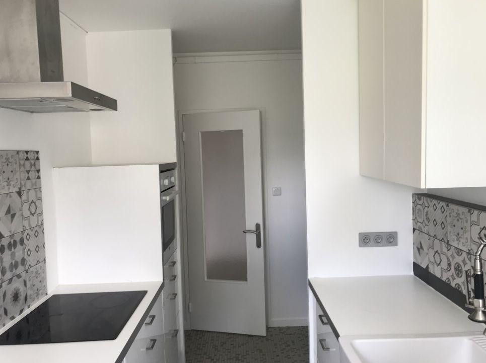 
                                                Location
                                                 Quartier Champlong, Saint-Genis-Laval