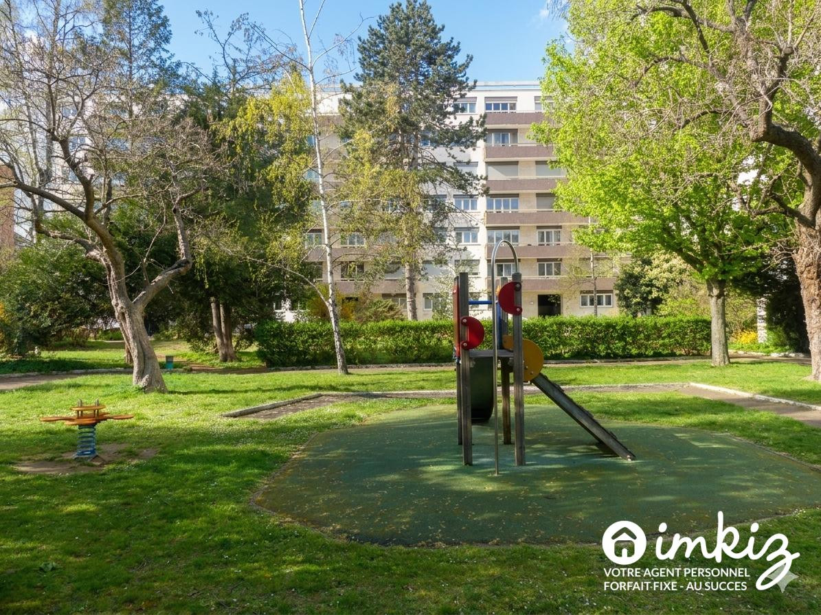 
                                                Vente
                                                 Quartier Petit Ivry - Résidence privée - 5p Balcon