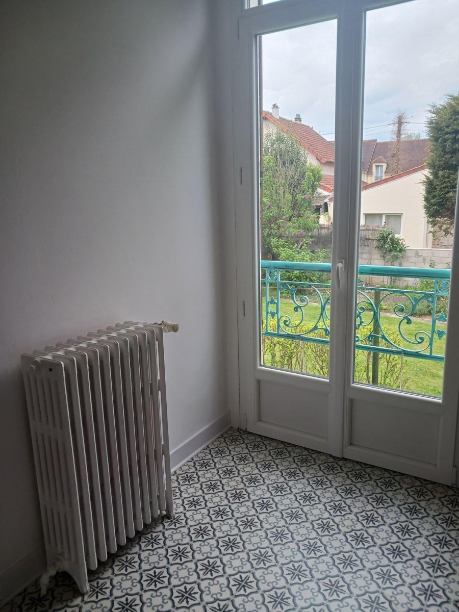 
                                                Location
                                                 Quartier tranquille  ,5mn de la gare