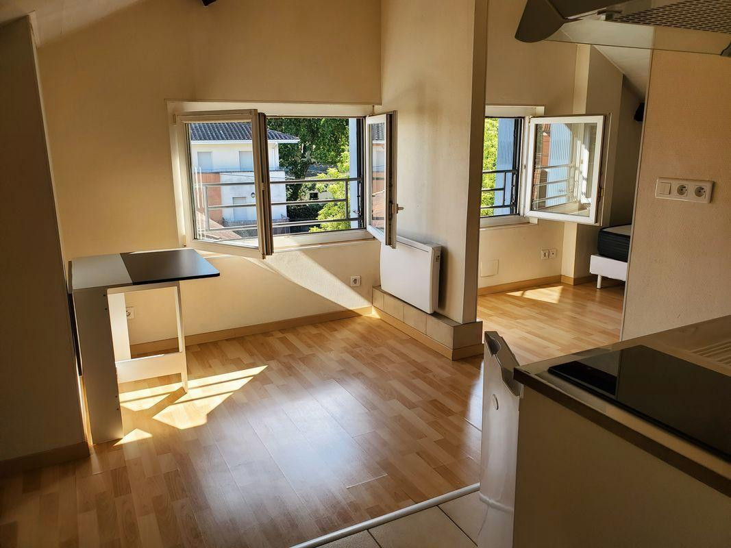 
                                                Location
                                                 RANGUEIL T1 bis MEUBLE 33m2 sol 19m2 carrez