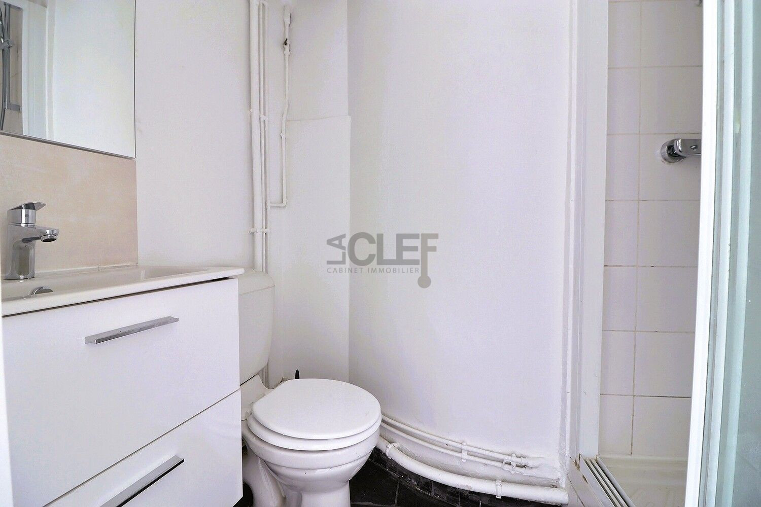 
                                                Vente
                                                 Rare 2 pièces refait à neuf