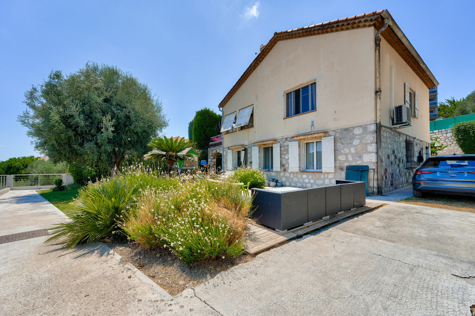 
                                                Vente
                                                 Rare à Cimiez : maison 170 m² sur 749 m² de terrain avec vue mer et extension possible
