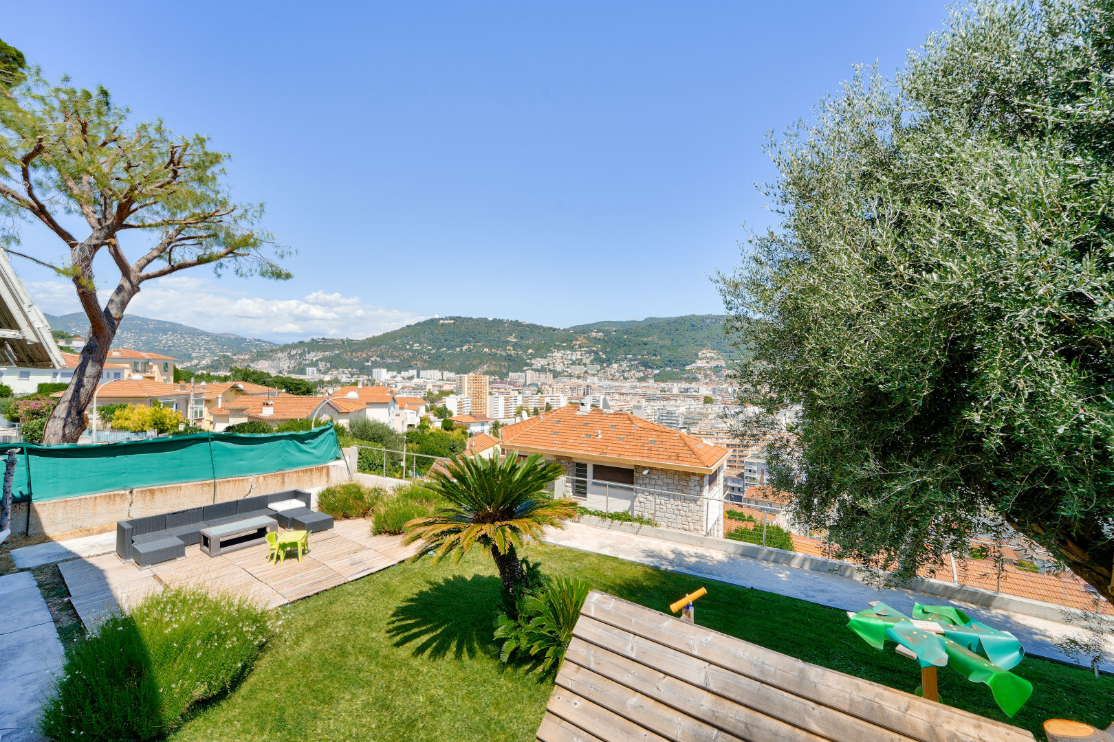 
                                                Vente
                                                 Rare à Cimiez : maison 170 m² sur 749 m² de terrain avec vue mer et extension possible