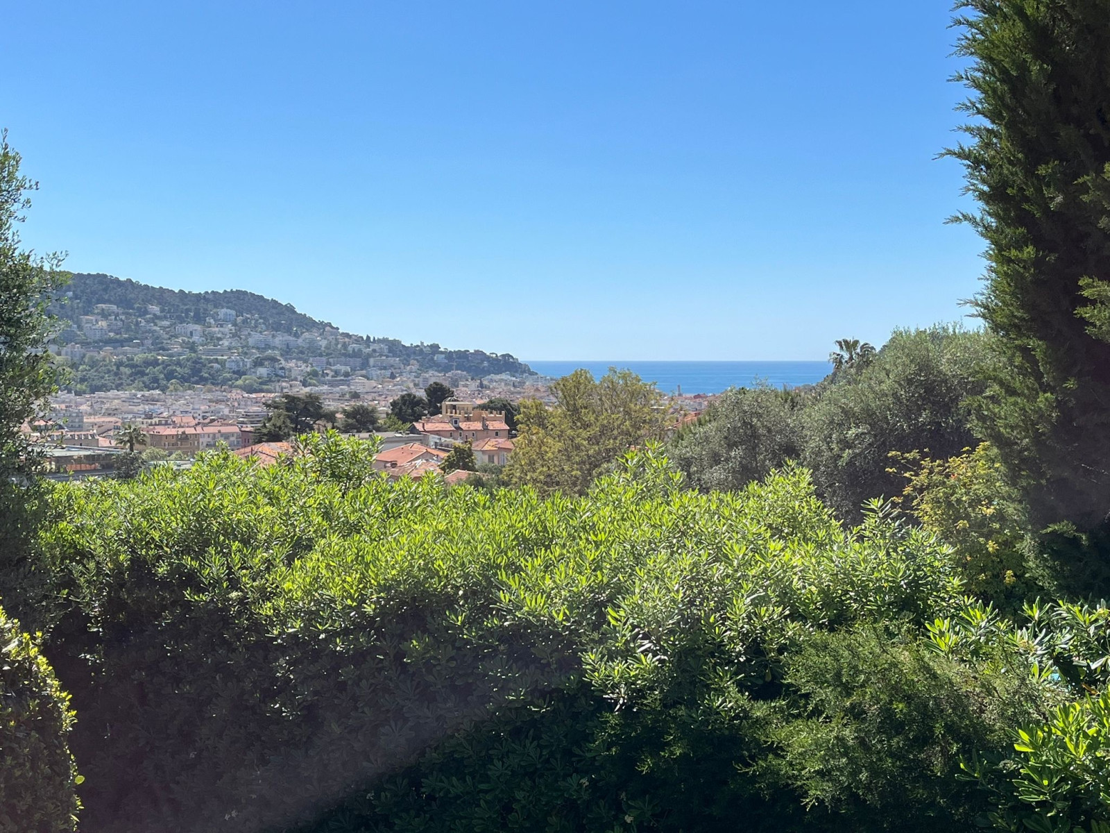 
                                                Vente
                                                 Rare à Cimiez : maison 170 m² sur 749 m² de terrain avec vue mer et extension possible
