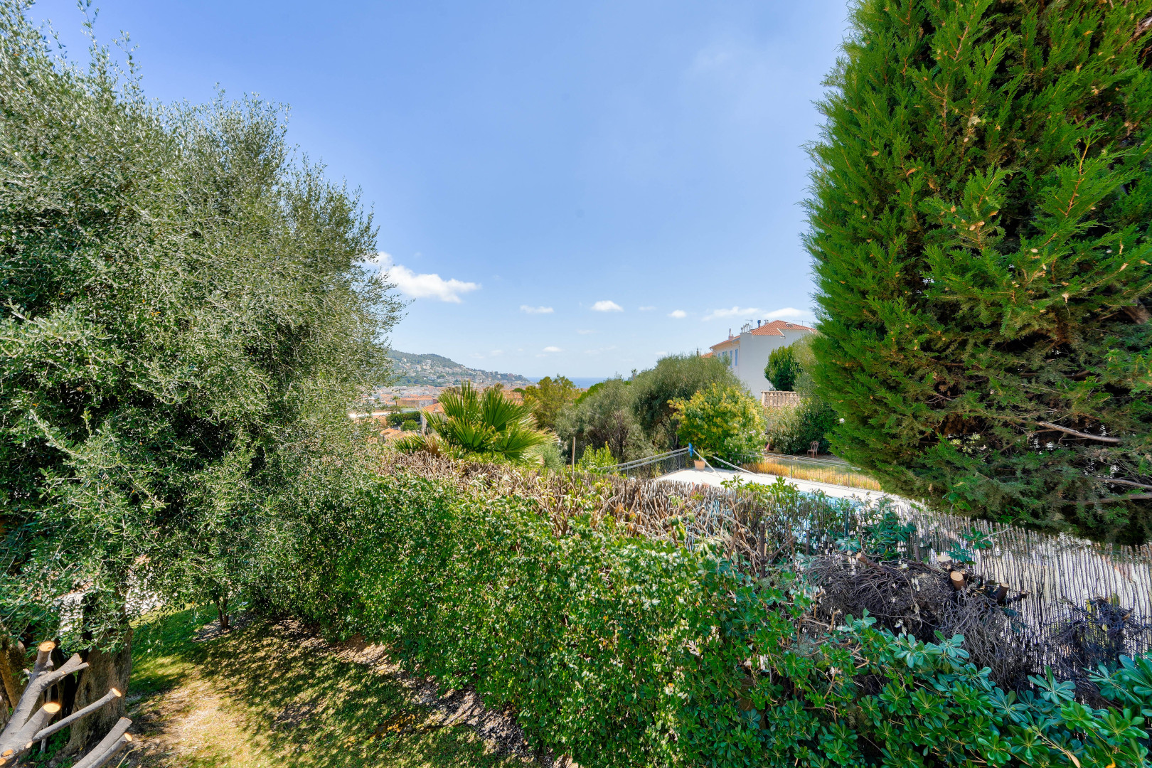 
                                                Vente
                                                 Rare à Cimiez : maison 170 m² sur 749 m² de terrain avec vue mer et extension possible