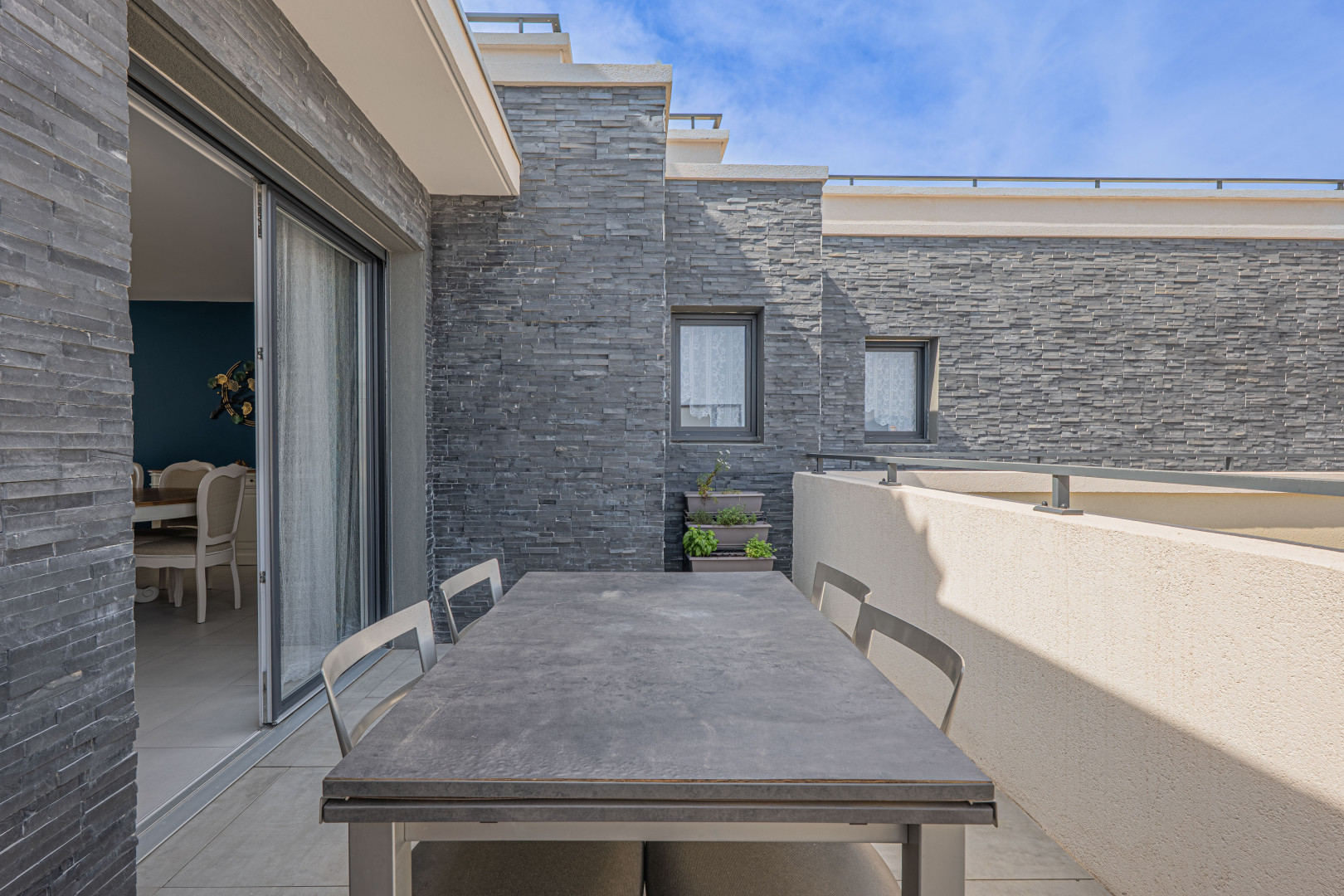 
                                                Vente
                                                 Rare à la vente – appartement 114 m² avec 98 m² de terrasses & double garage 48 m²