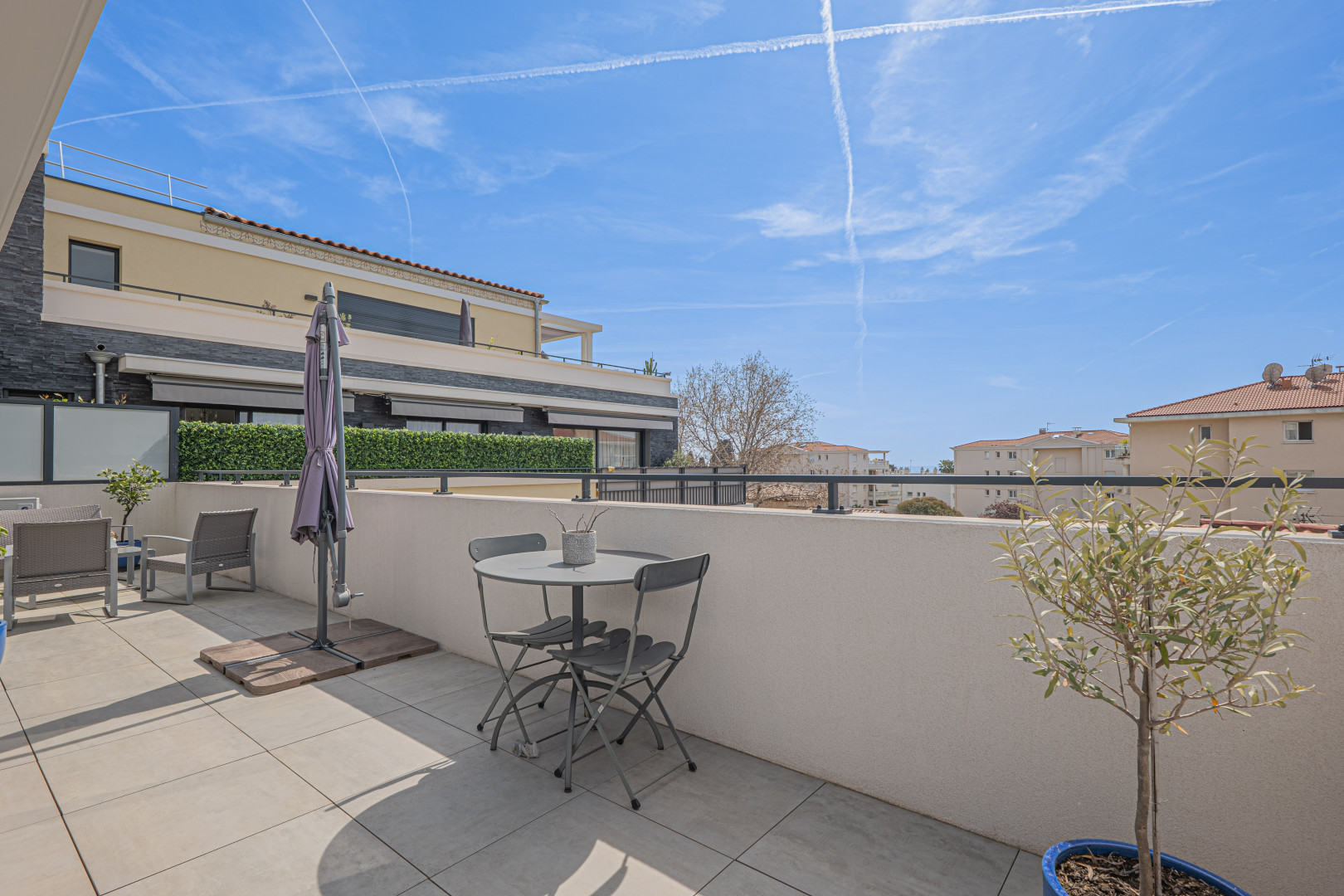 
                                                Vente
                                                 Rare à la vente – appartement 114 m² avec 98 m² de terrasses & double garage 48 m²