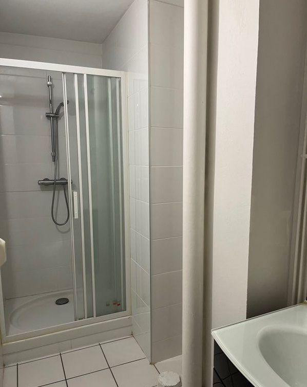 
                                                Location
                                                 Rare : appartement avec terrasse et balcons