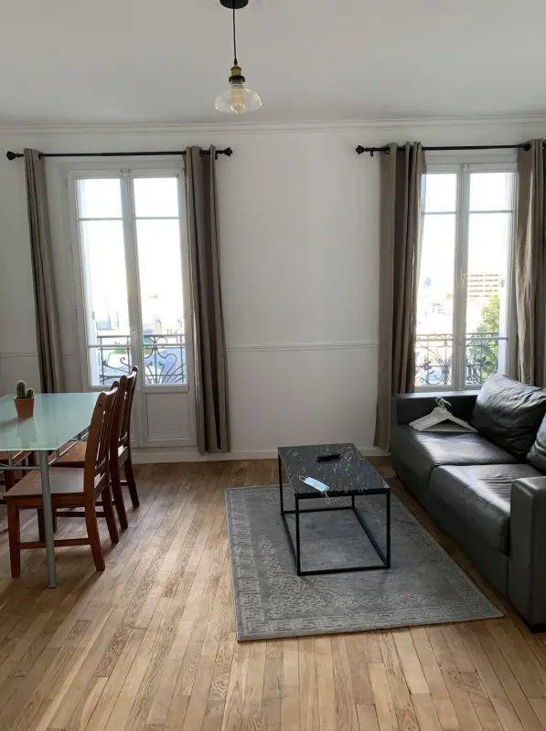 
                                                Location
                                                 Rare : lumineux, traversant, vue sur Paris