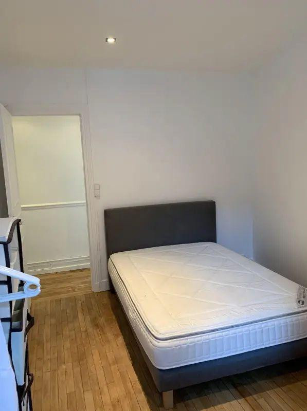 
                                                Location
                                                 Rare : lumineux, traversant, vue sur Paris