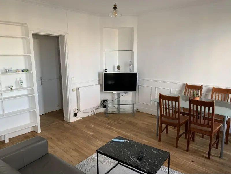 
                                                Location
                                                 Rare : lumineux, traversant, vue sur Paris