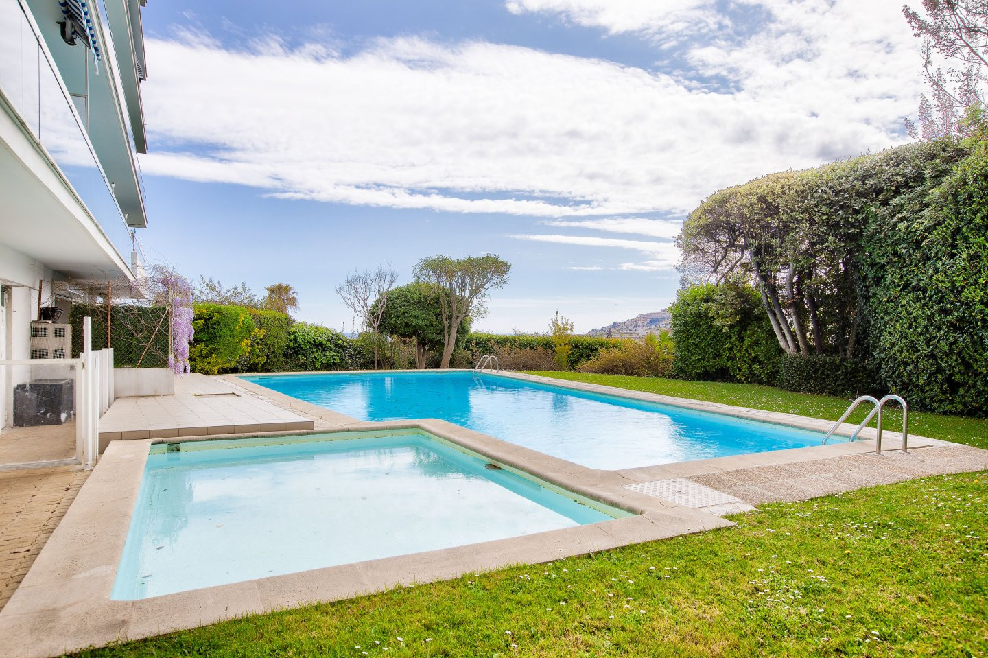 
                                                Vente
                                                 RARE – SUPERBE REZ-DE-JARDIN AVEC VUE PANORAMIQUE SUR NICE ET LA MER