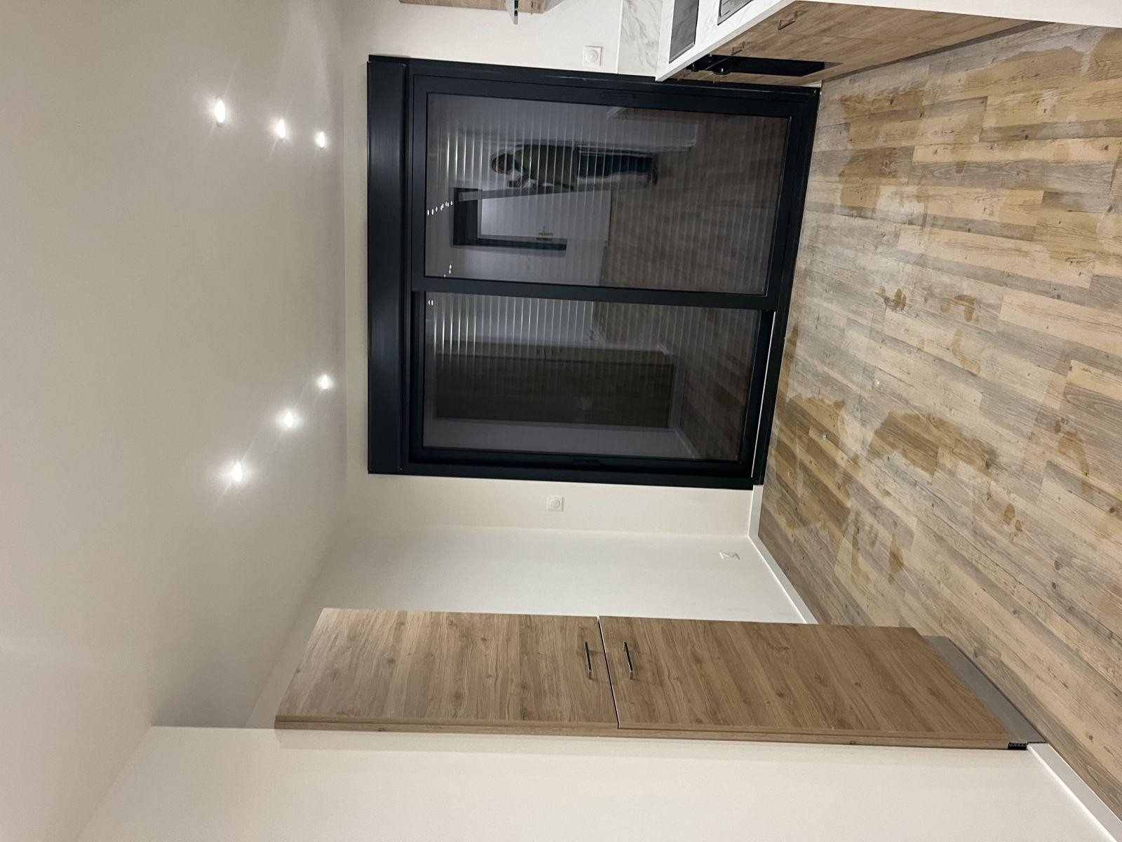 
                                                Location
                                                 Réfection totale à 5 min du centre et de la gare.