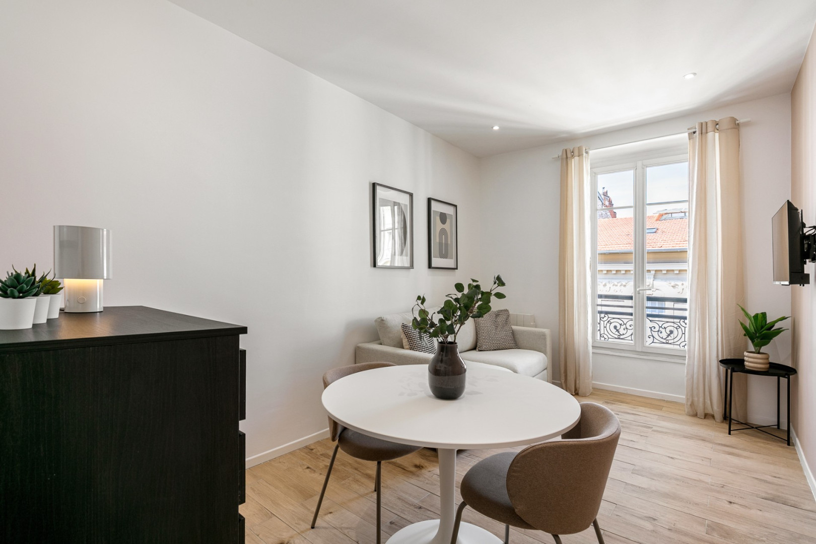 
                                                Location
                                                 Référence : 1 Bottero