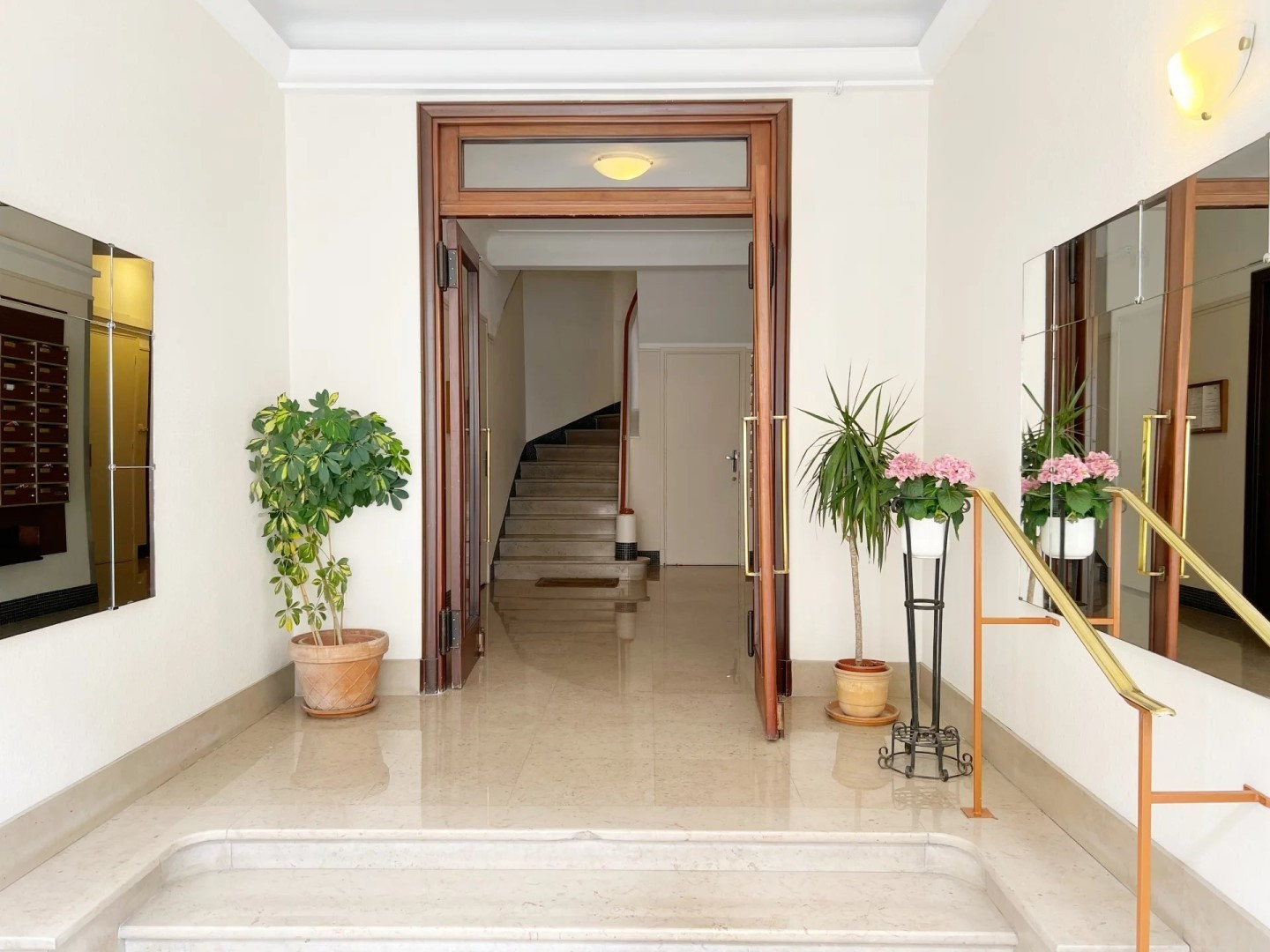 
                                                Location
                                                 Référence : 30 Fleurs T1