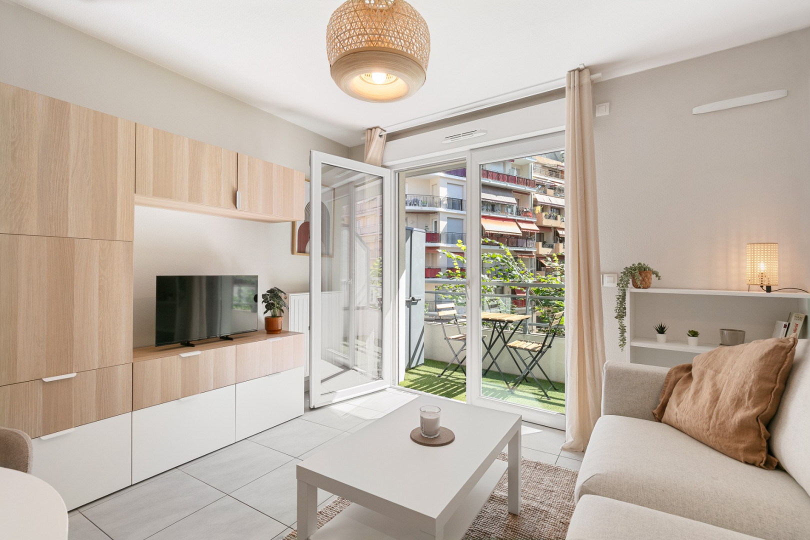 
                                                Location
                                                 Référence : 5 Bottero